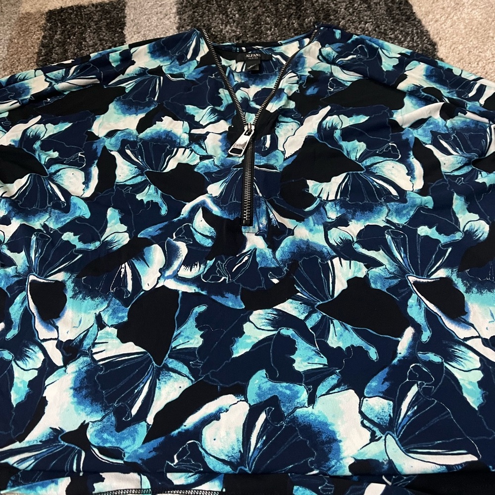 Women’s blouse with zipper
Great condition